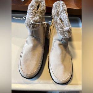 Khombu cream colored boots. Size 9.